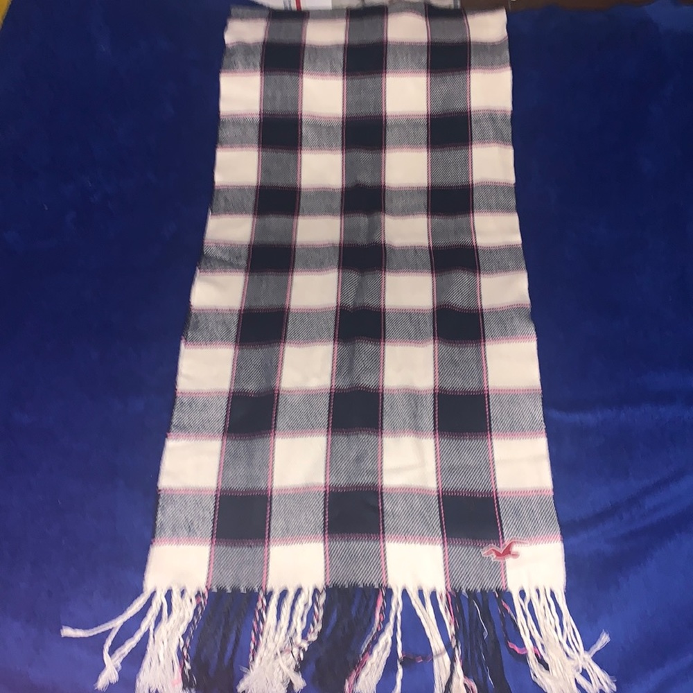 Hollister scarf
